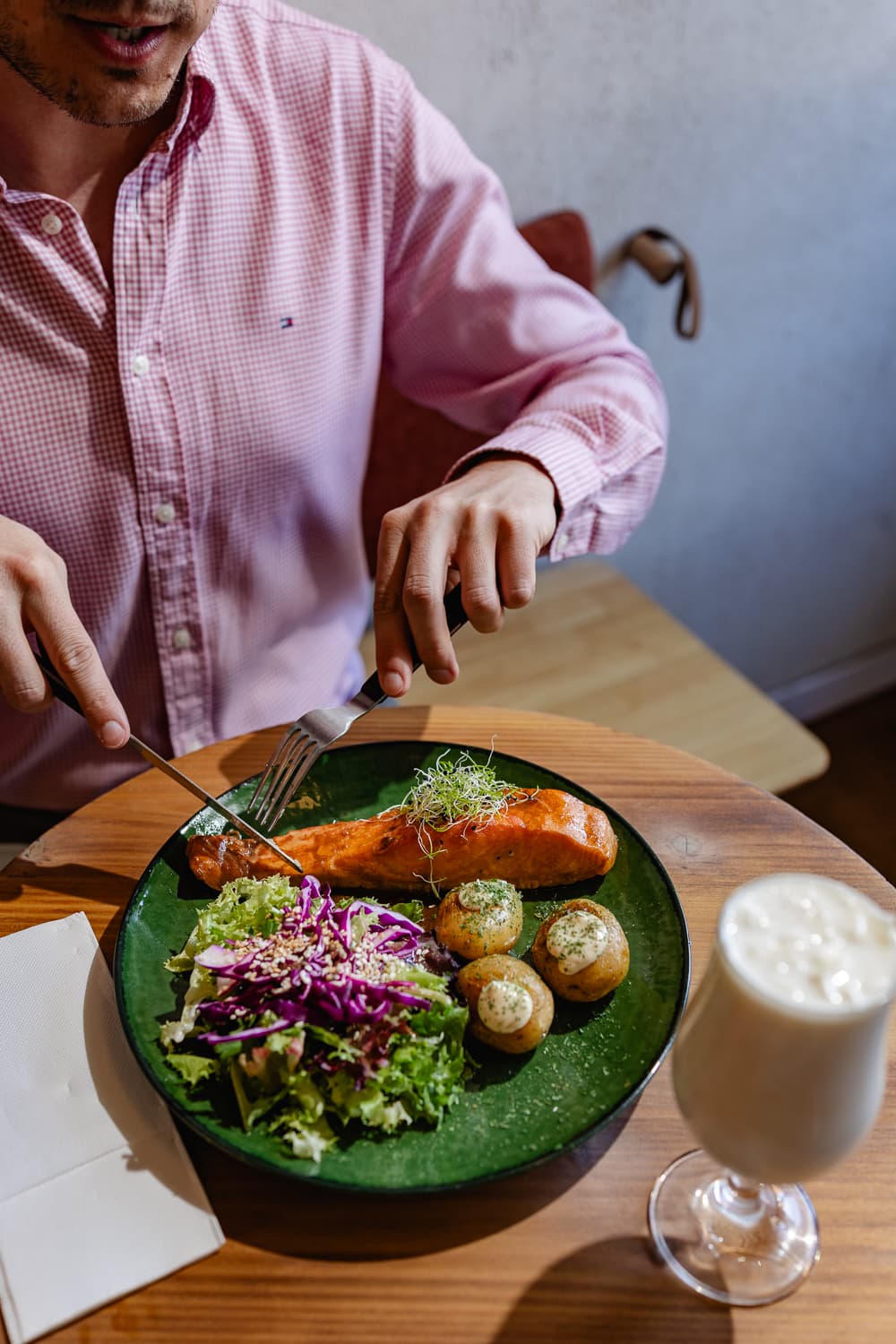 Salmón con ensalada fresca y batido en Essenza