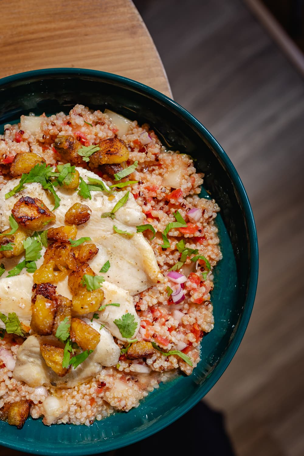 Bowl de quinoa con pollo, verduras y hummus