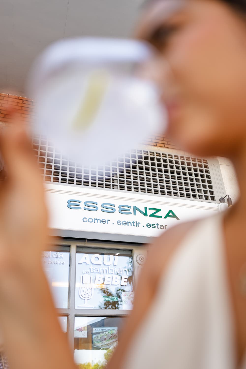 Fachada de Essenza con el letrero del local
