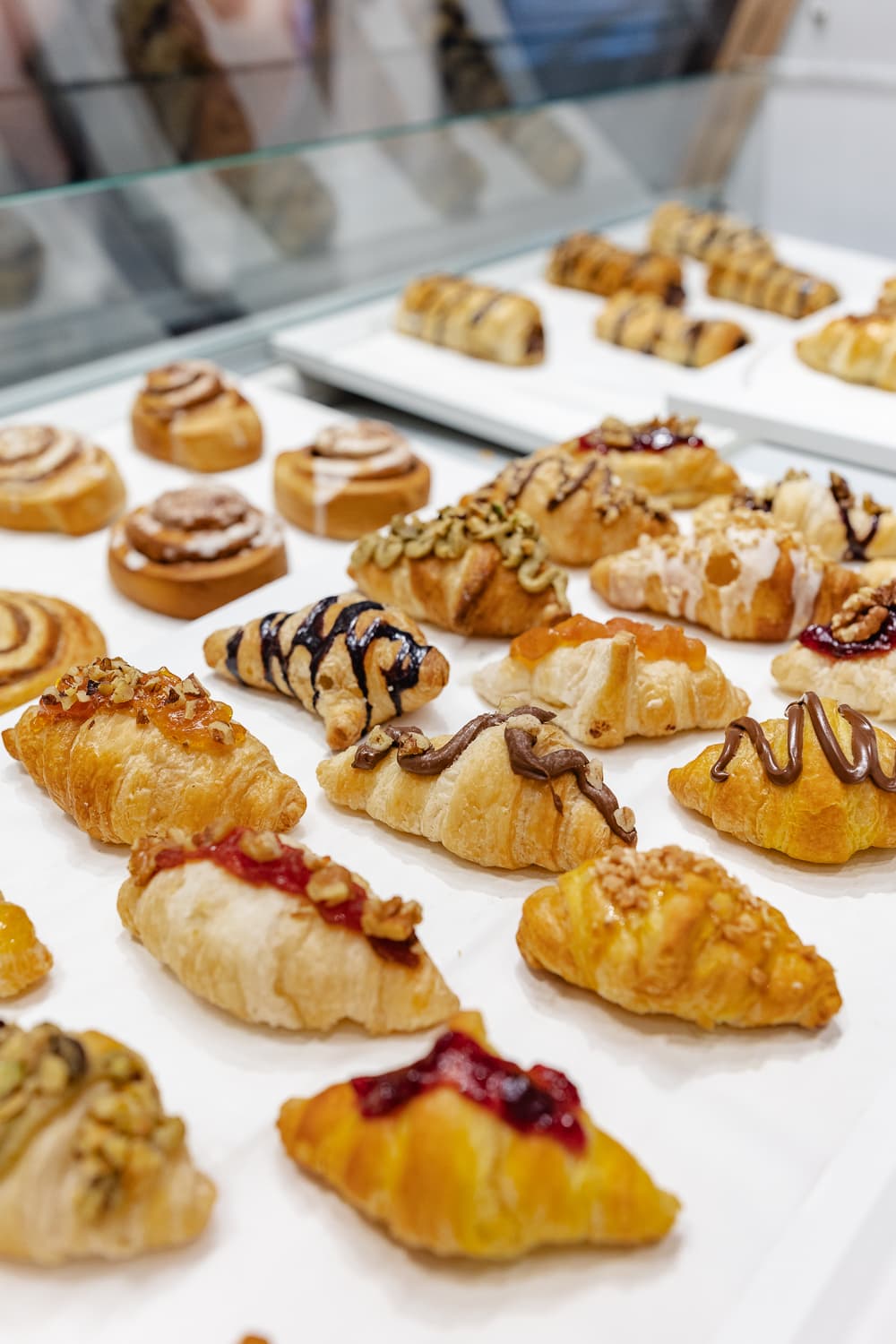Vitrina de croissants y bollería recién hecha en Essenza
