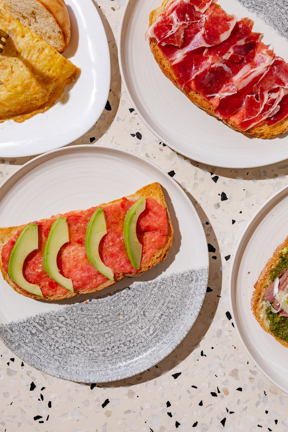Selección de desayunos: tortilla, jamón, tomate y aguacate