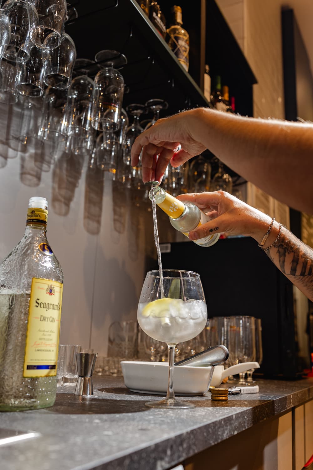 Gin tonic preparado en la barra de Essenza