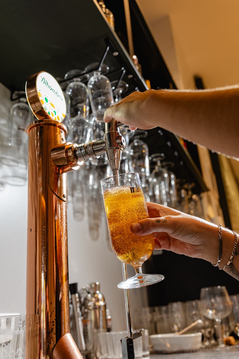 Cerveza Alhambra recién tirada en Essenza