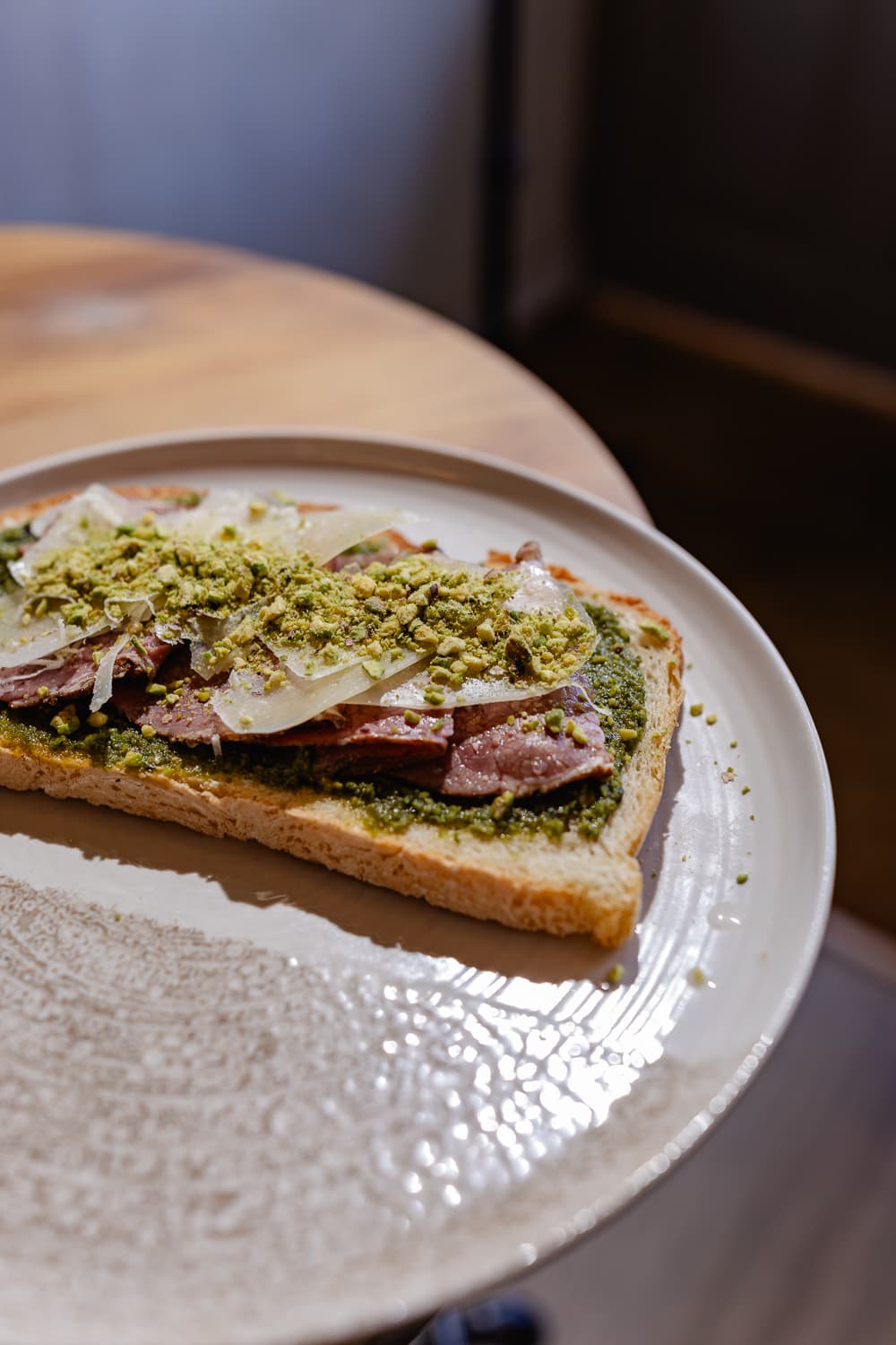 Tostada de pesto, ternera y queso parmesano en Essenza