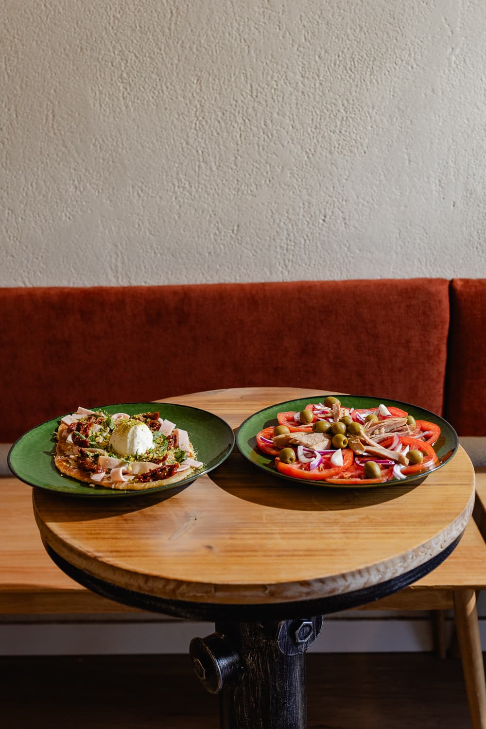 Platos de almuerzo sobre mesa de madera en Essenza