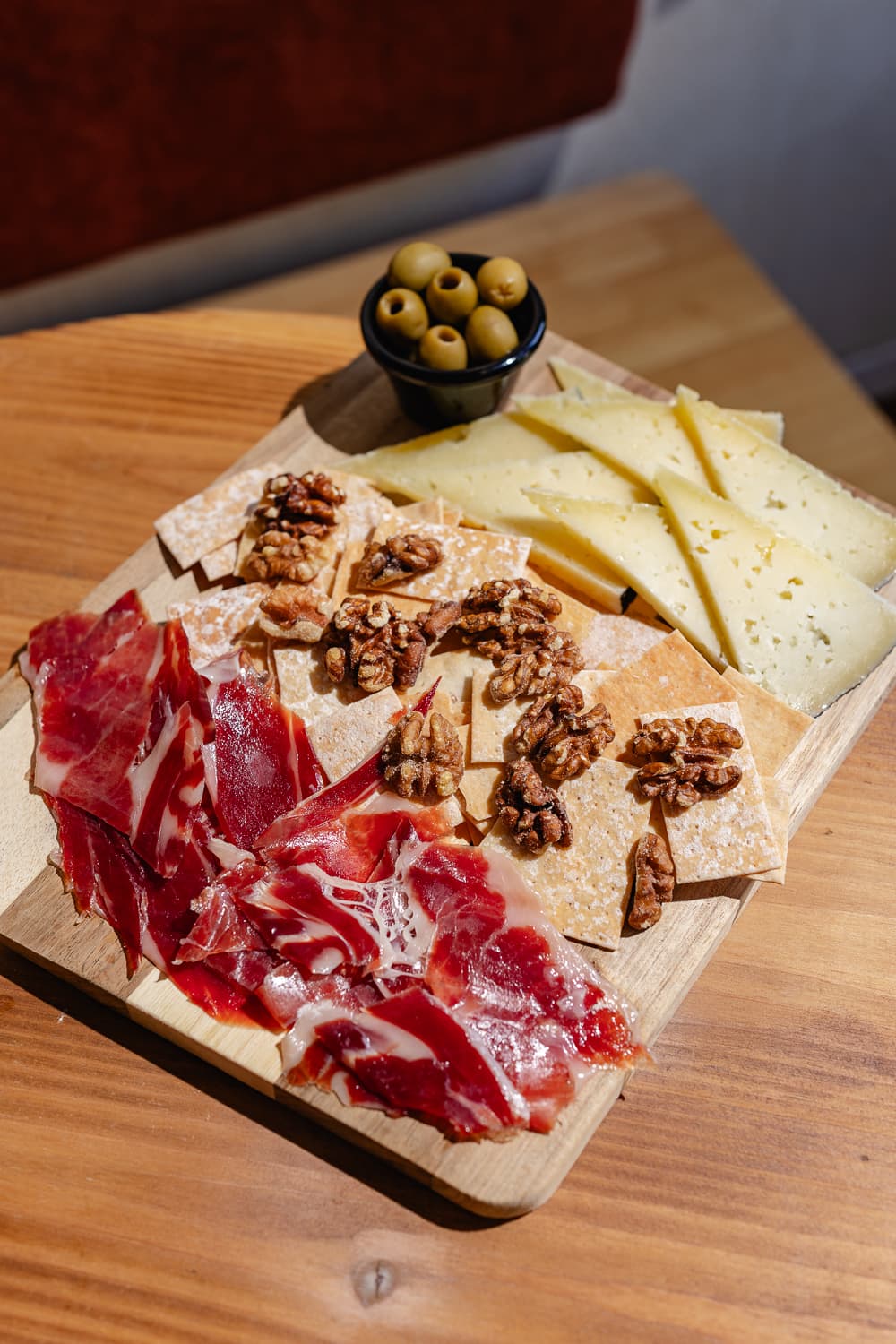 Tabla de jamón ibérico, queso, nueces y olivas