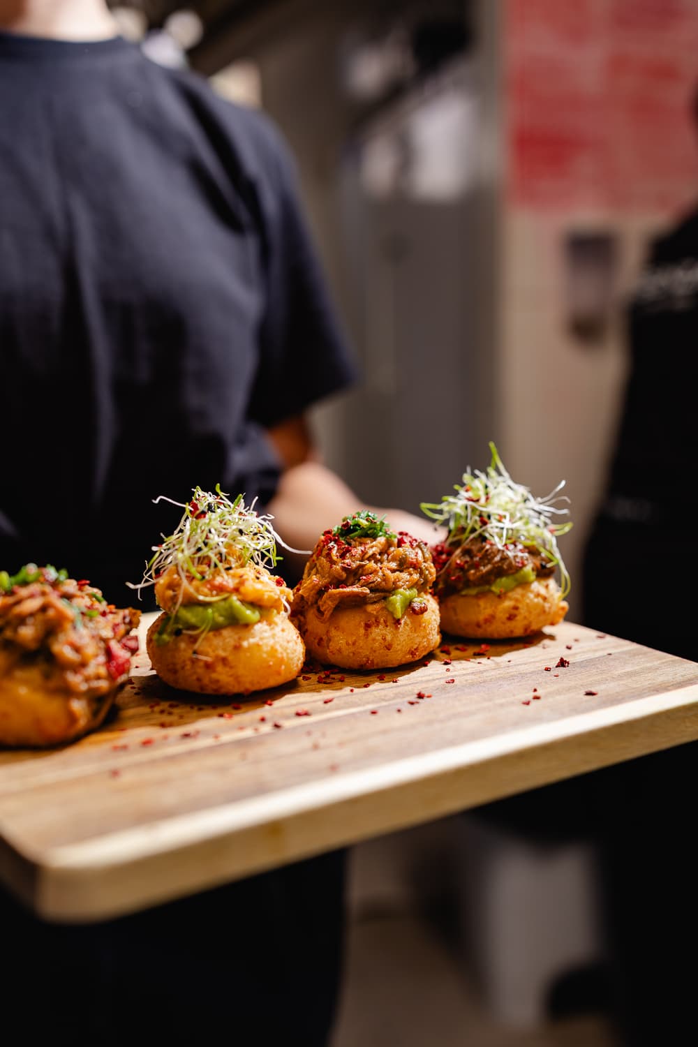 Bollos rellenos de aguacate y pulled pork en Essenza